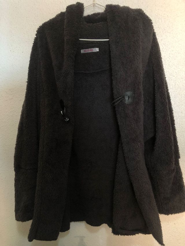 Abrigo gris oscuro invierno