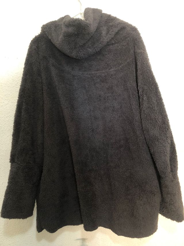 Abrigo gris oscuro invierno