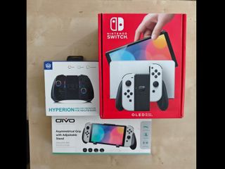 Nintendo Switch OLED + controller + supporto per impugnatura