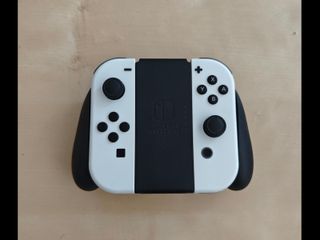 Nintendo Switch OLED + controller + supporto per impugnatura