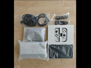 Nintendo Switch OLED + controller + supporto per impugnatura