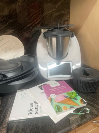 Thermomix con libros y accesorios