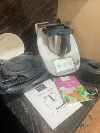Thermomix con libros y accesorios
