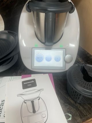 Thermomix con libros y accesorios