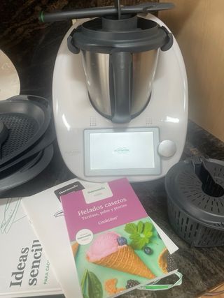 Thermomix con libros y accesorios