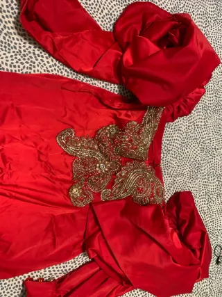 Vestido rojo con bordado dorado