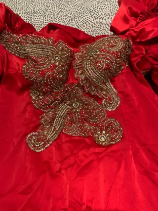 Vestido rojo con bordado dorado