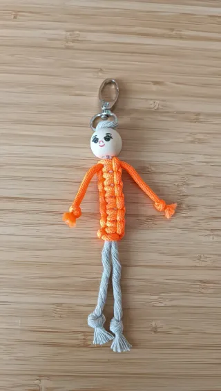 Llavero figura macramé naranja
