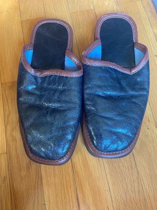 Zapatillas de casa negras y marrones