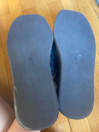 Zapatillas de casa negras y marrones