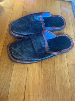 Zapatillas de casa negras y marrones