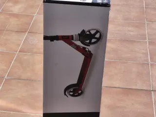 Patinete rojo plegable