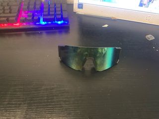 Gorra y reloj negro y gafas