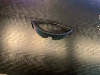 Gorra y reloj negro y gafas