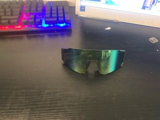 Gorra y reloj negro y gafas