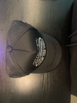 Gorra y reloj negro y gafas