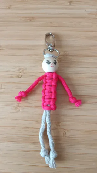 Llavero figura macramé mujer (Hecho a mano).