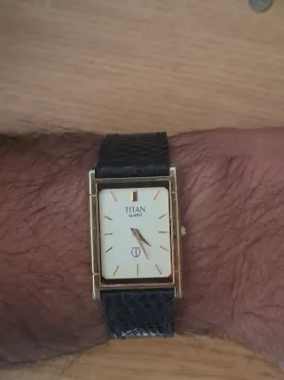 Reloj Titan Quartz Rectangular Dorado