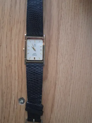 Reloj Titan Quartz Rectangular Dorado