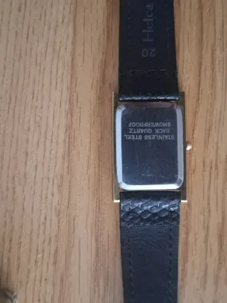 Reloj Titan Quartz Rectangular Dorado