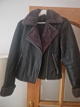 Chaqueta cuero y pelo negra/gris