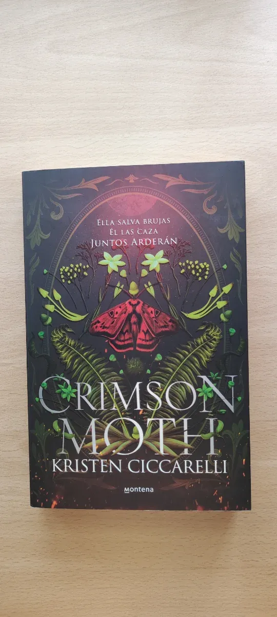 Crimson Moth: Ella salva brujas. Él las caza. J...