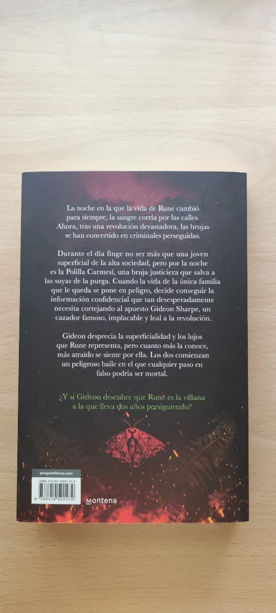 Crimson Moth: Ella salva brujas. Él las caza. J...