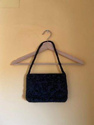 Bolso de mano negro con terciopelo