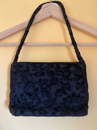 Bolso de mano negro con terciopelo
