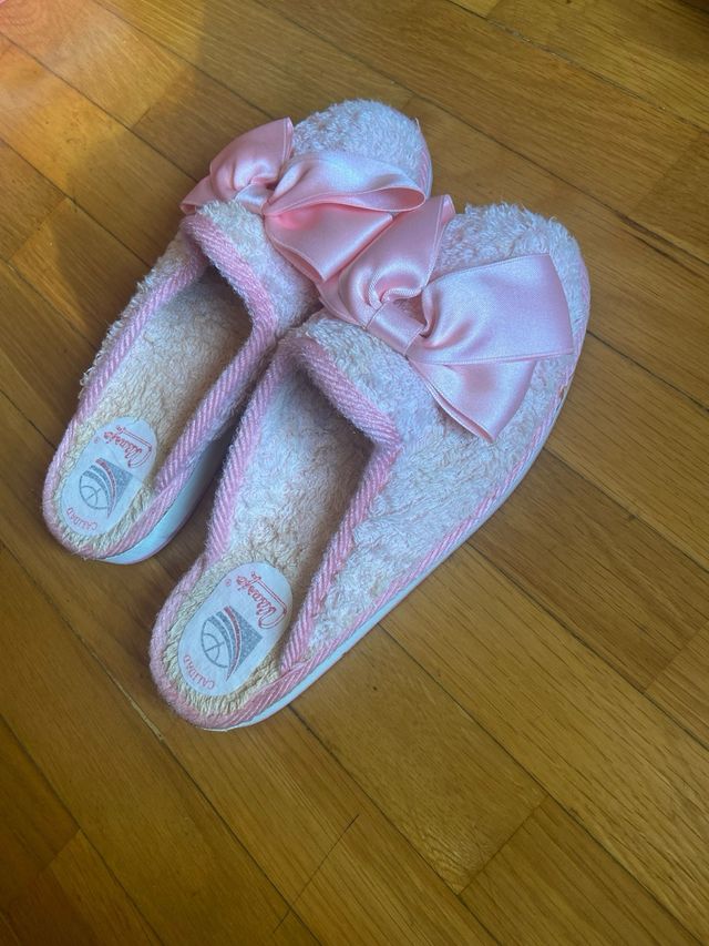 Zapatillas de rizo con lazo rosa