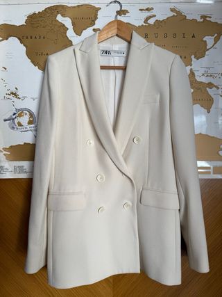 Chaqueta Zara doble botonadura crema