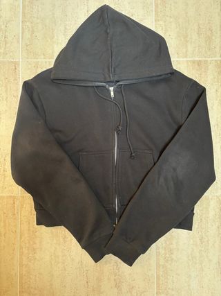 Chaqueta corta negra con cremallera