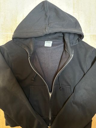 Chaqueta corta negra con cremallera