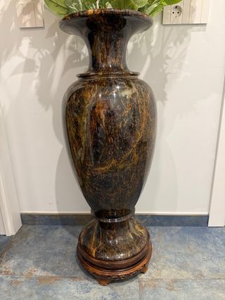 Jarrón de ópalo con base de madera