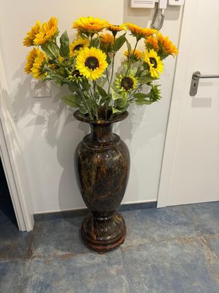 Jarrón de ópalo con base de madera