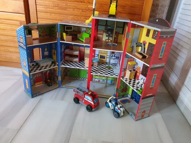Casita de bomberos de madera