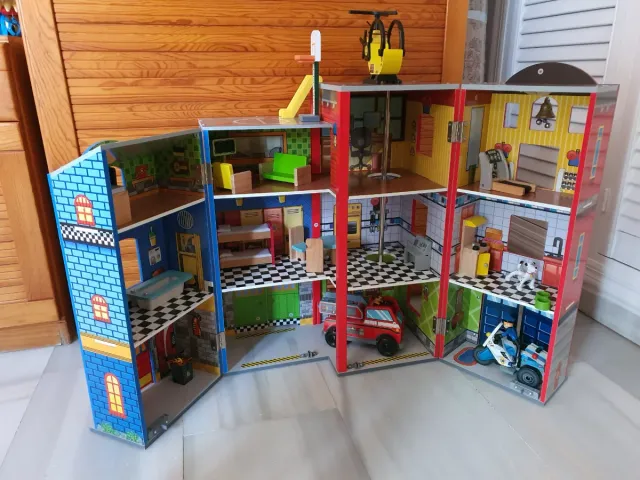 Casita de bomberos de madera