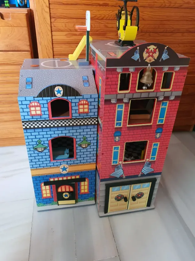 Casita de bomberos de madera