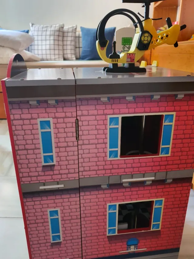 Casita de bomberos de madera