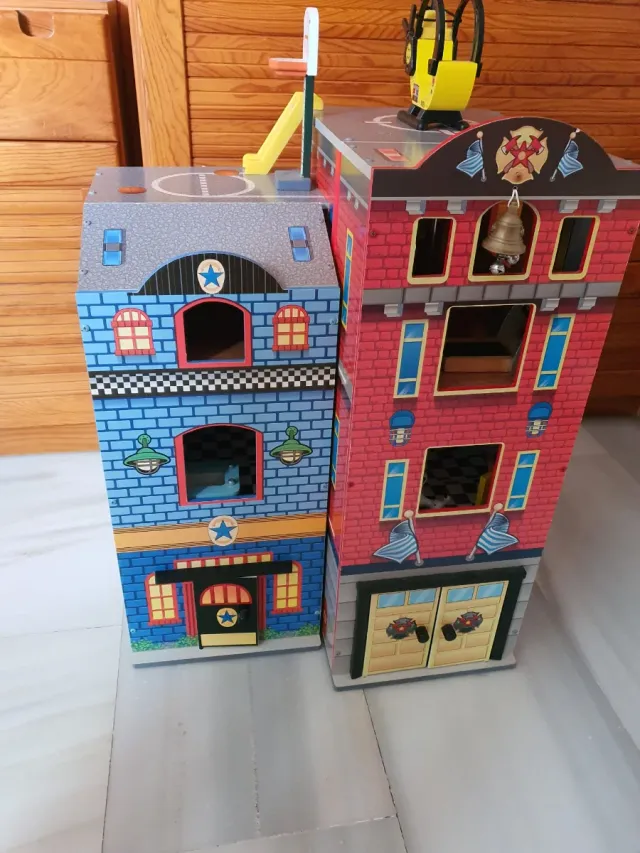 Casita de bomberos de madera