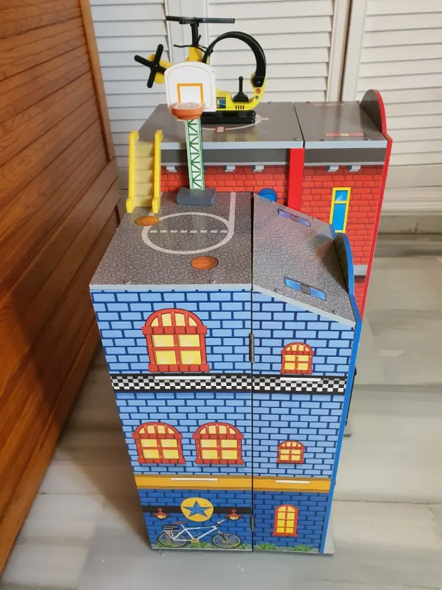 Casita de bomberos de madera
