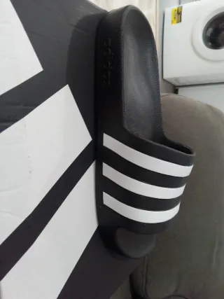 Chanclas Adidas Negras con Rayas Blancas