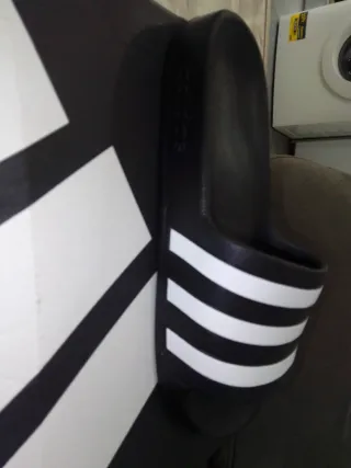 Chanclas Adidas Negras con Rayas Blancas