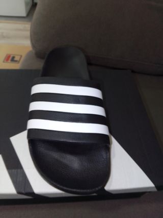 Chanclas Adidas Negras con Rayas Blancas