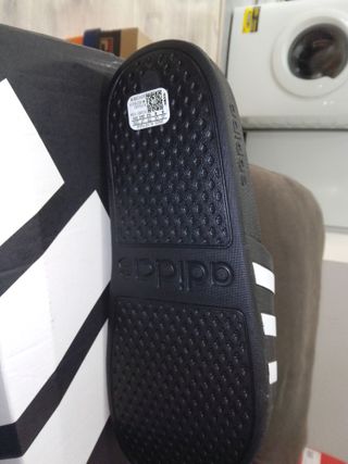 Chanclas Adidas Negras con Rayas Blancas