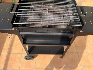 Grande barbecue a carbonella nera