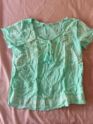 Blusa verde con bordados y flecos