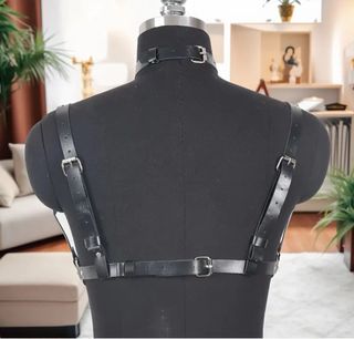 Arnés de cuero con choker y corazón