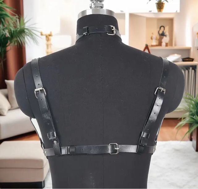 Arnés de cuero con choker y corazón