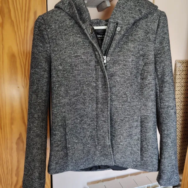 Abrigo corto ONLY con capucha